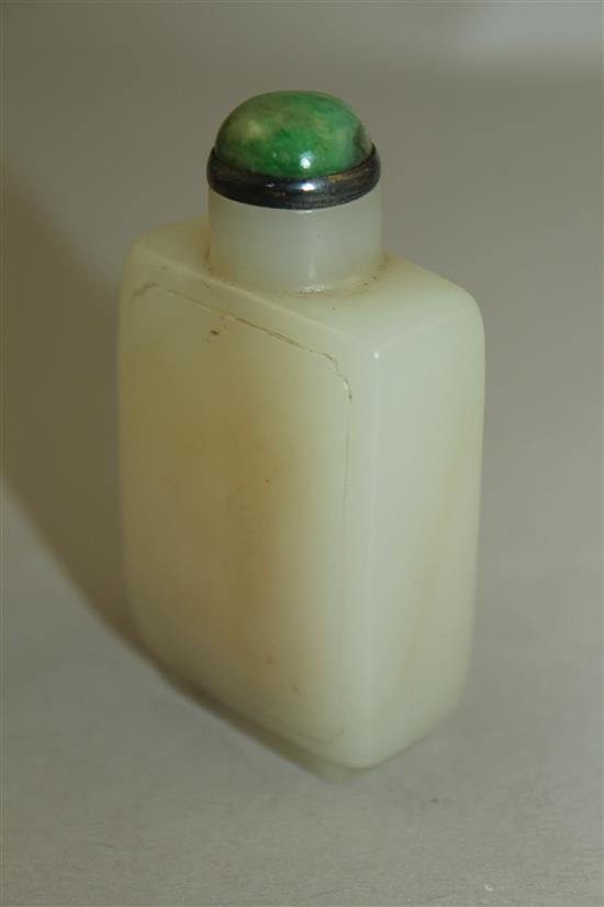 A Chinese pale celadon jade rectangular snuff bottle, 1750-1850, 5.6cm, jadeite and silver stopper